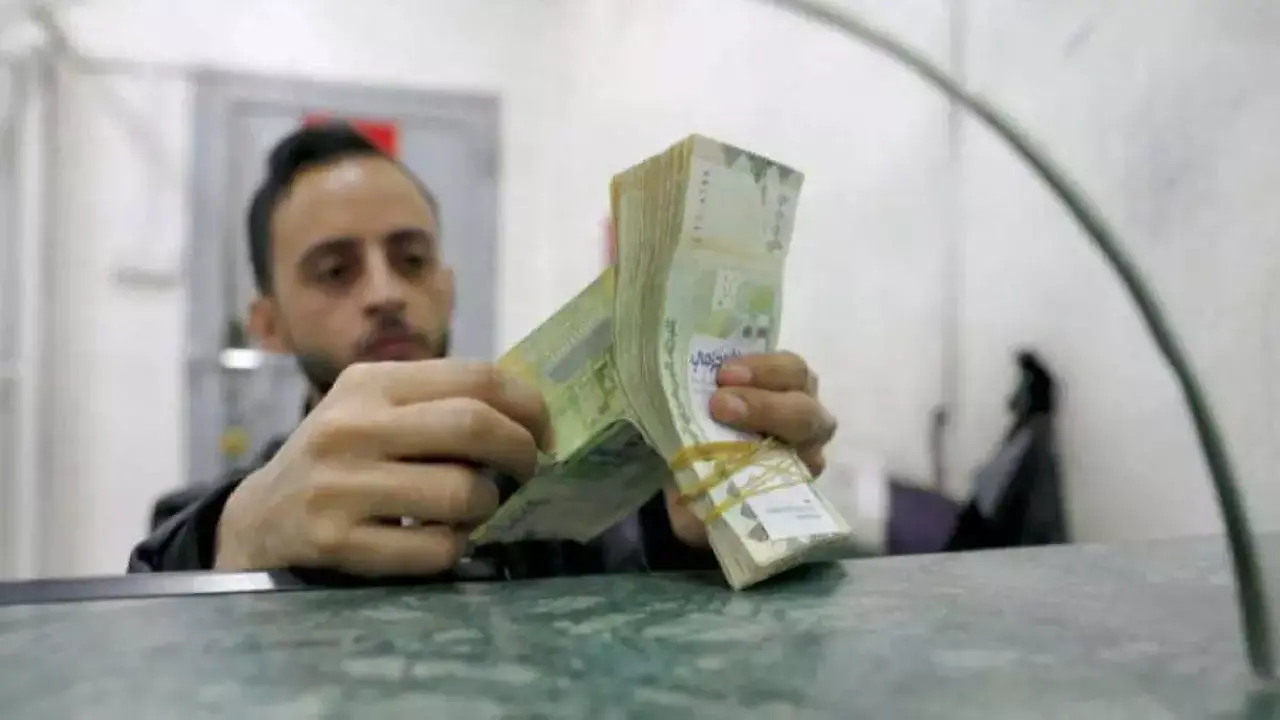 تثبيت سعر الصرف.. تنبيه من مركزي صنعاء حول تقلبات الدولار والريال السعودي اليوم